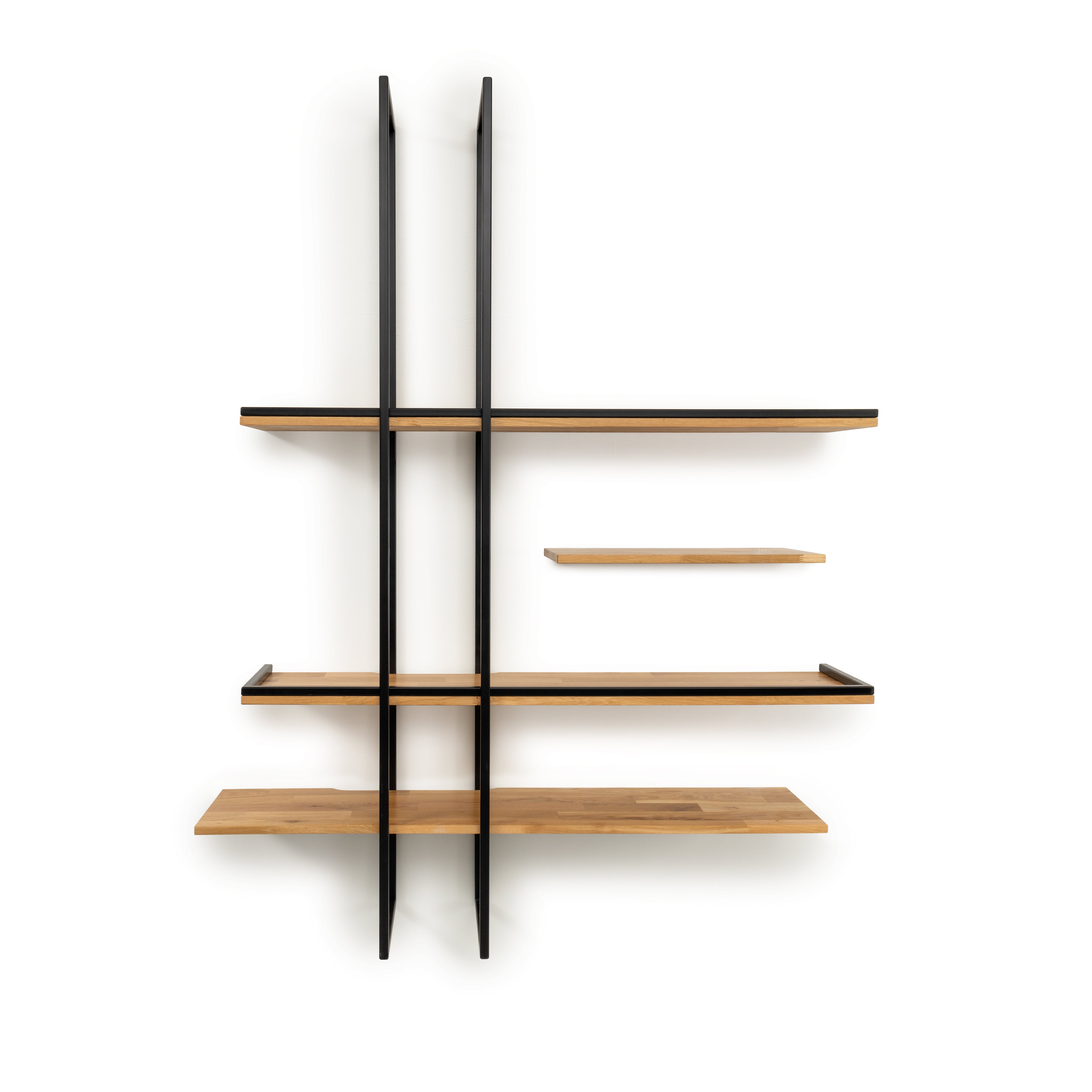Front view of the solid wood floating shelf PÄIKE with two metal frames on a white background