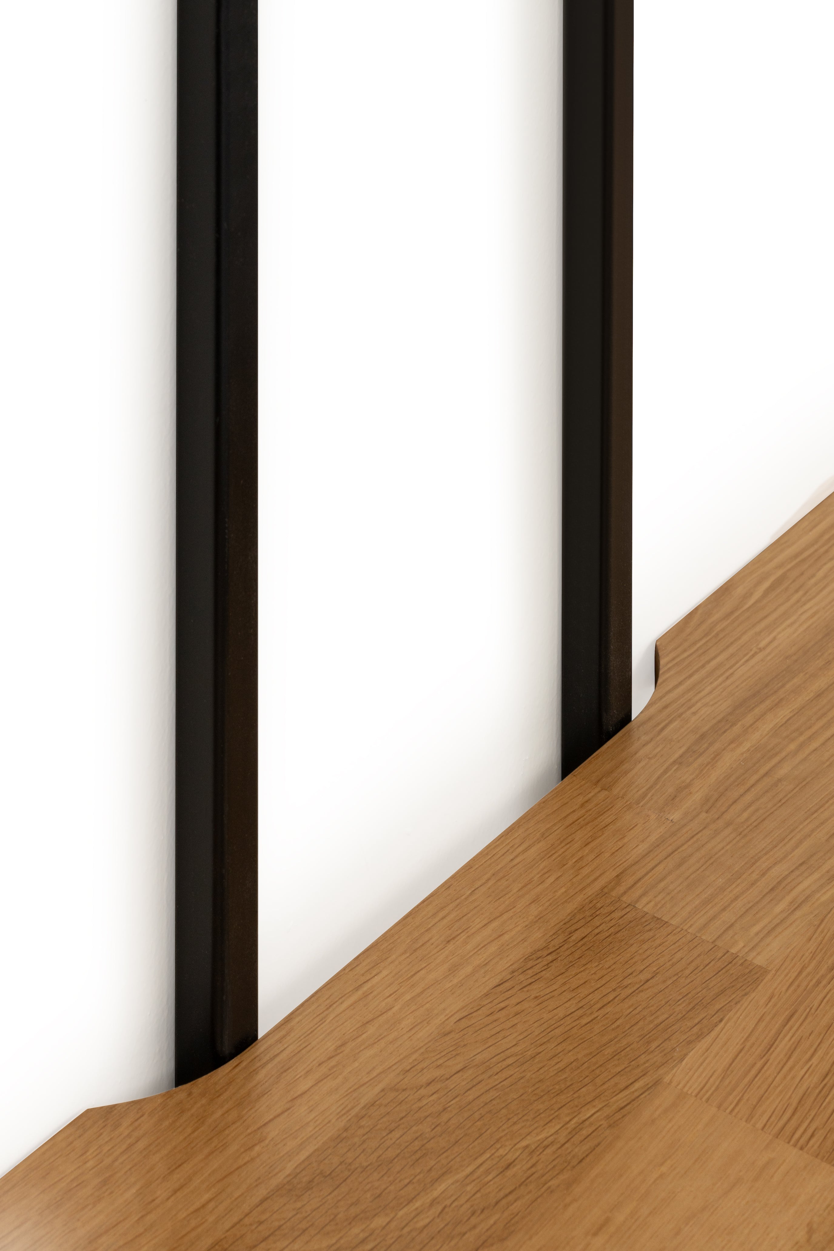 Close up view of the wooden floating shelf PÄIKE showcasing the sturdy wall attachments