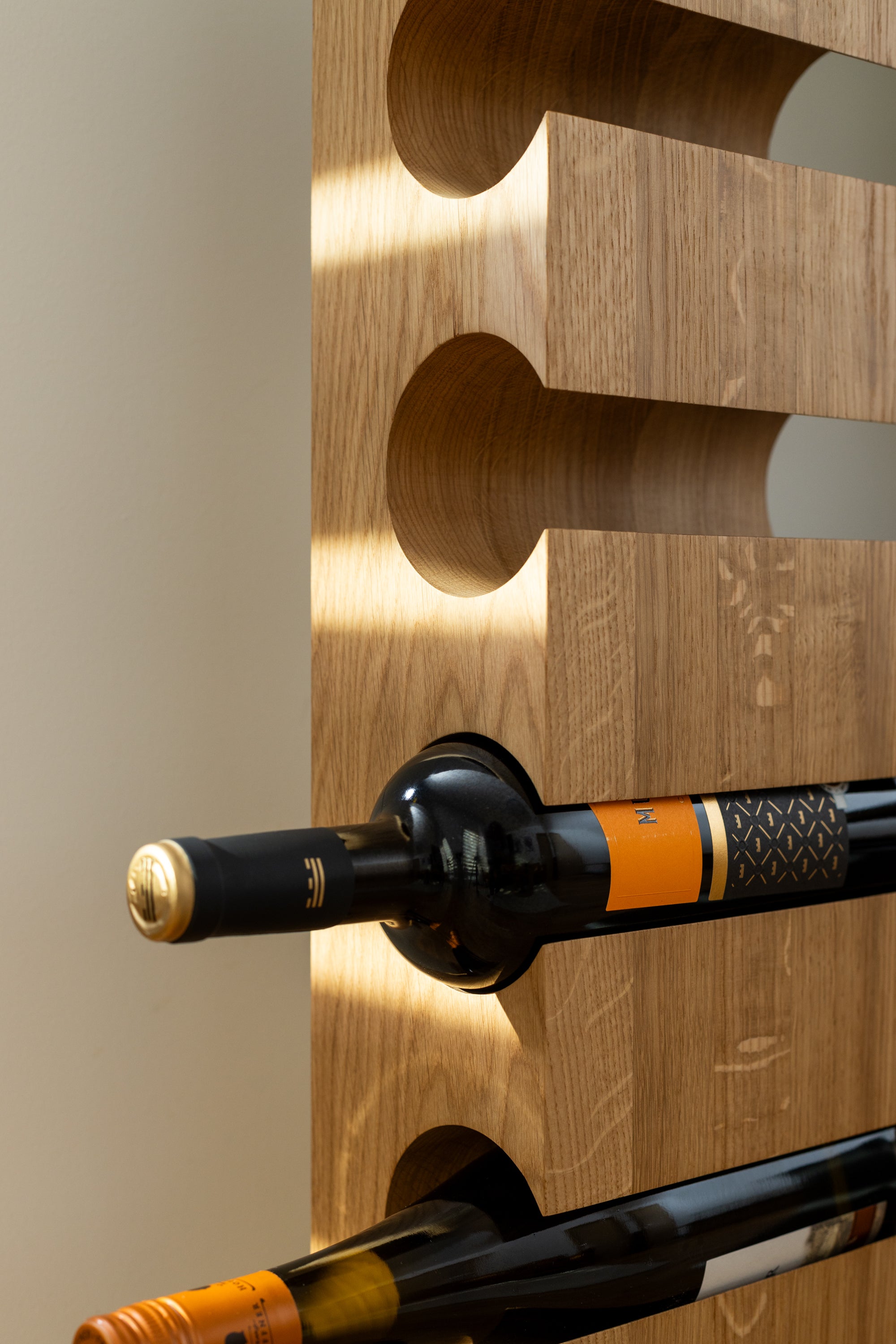 Close up view of the solid oak wine rack VALGE for six bottles highlighting the wood grain